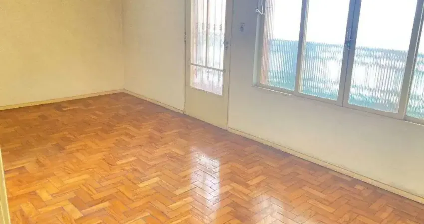 Sao tres casas. Casa01 com tres dormitorios e tres banheiros. Casa02 possui tres comodos e banheiro. Casa03 nos fundos possui tres comodos e banheiro. Duas vagas de garagem que podem ser utilizadas co