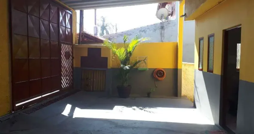 Casa espacosa 5002 contendo 2 dormitorios, 3 vagas de garagem, quintal com grama, edicula nos fundos com quarto, cozinha e banheiro, localizada a 1,3km da estacao Dom Bosco, escriturada com construcao