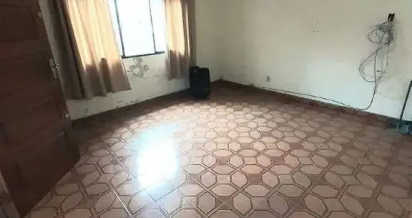 Casa com Edicula nos fundos - 4 dormitorios, vaga de garagem, quintal, bem localizada a 1,4km da estacao Dom Bosco