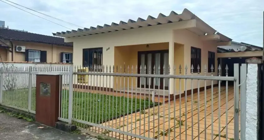 Casa para alugar na Rua Tenente Antônio João, 240, Saguaçu, Joinville