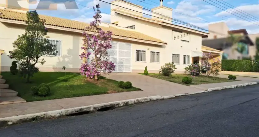 Sobrado com 4 suítes; e 9 vagas; e área gourmet com piscina; no condomínio Residencial Suzano, em Suzano/SP.