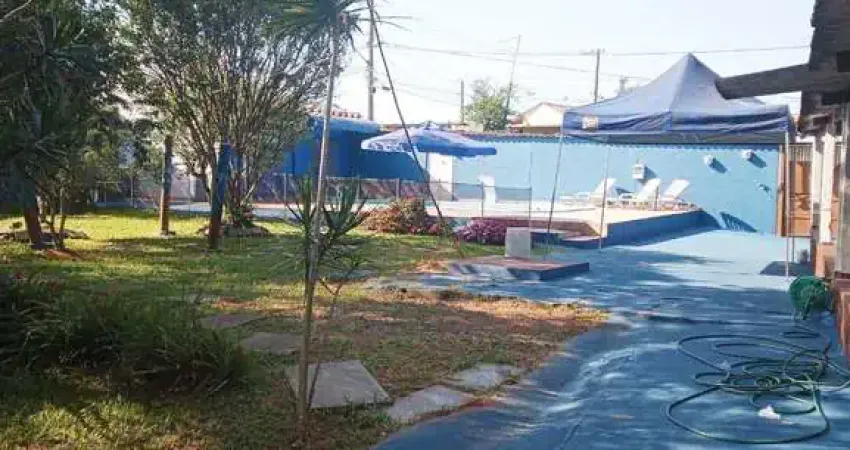Chácara com 4 quartos, sendo 1 suíte; piscina e churrasqueira; e 4 vagas; em Suzano/SP.