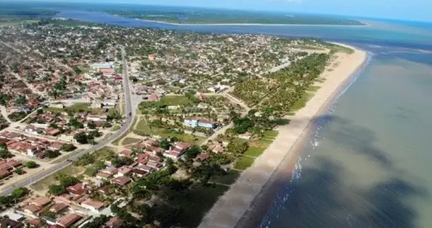 Vendo este lote a 500 metros da praia, aceito carro no negocio.