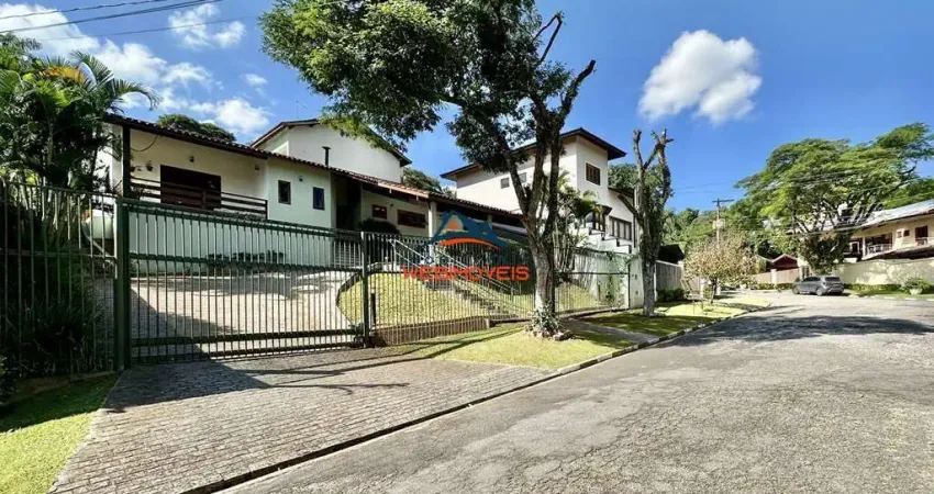 Imperdível: Casa à venda em Carapicuíba-SP, no bairro Águas da Fazendinha, com 4 quartos, 3 suítes, 3 salas, 5 banheiros, 8 vagas de garagem e 359,18 m² de área!