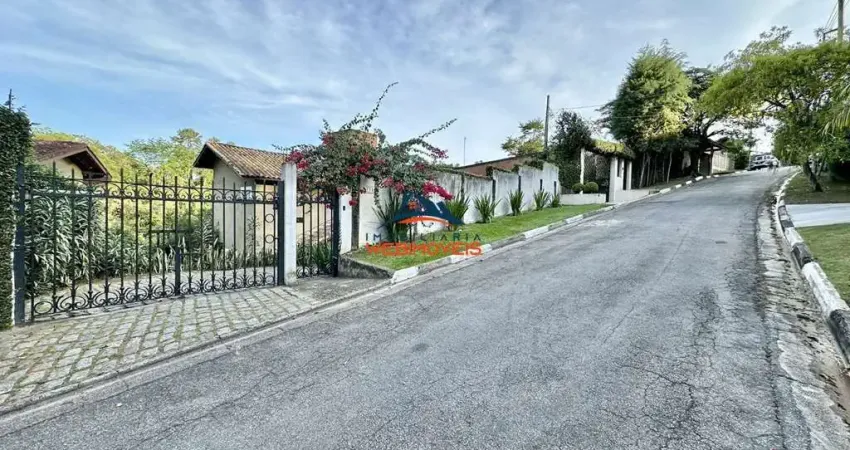 Imperdível! Linda casa em condomínio à venda em Carapicuíba-SP, Chácara São João. Com 3 quartos, 1 suíte, 3 salas, 3 vagas e 355m².
