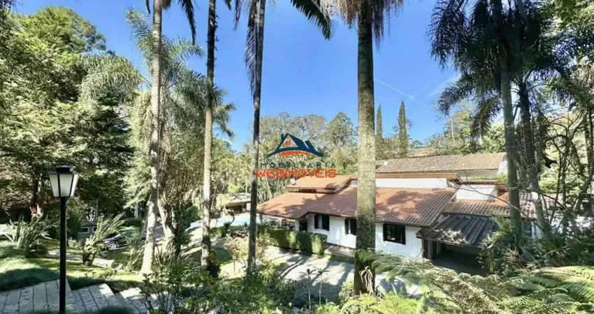 Oportunidade única! Casa em condomínio à venda ou locação em Cotia-SP, bairro Algarve, com 3 quartos, 1 suíte, 3 salas, 4 banheiros, 8 vagas de garagem e 473,35 m² de área.