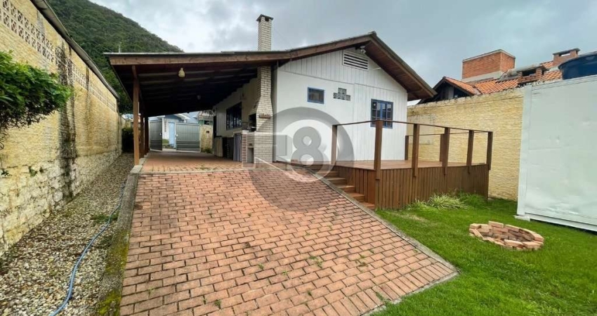 Terreno com Casa de Madeira no Sambaqui