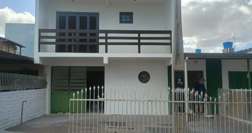 Aluga-se sobrado próximo a praça coração de maria , em esteio !