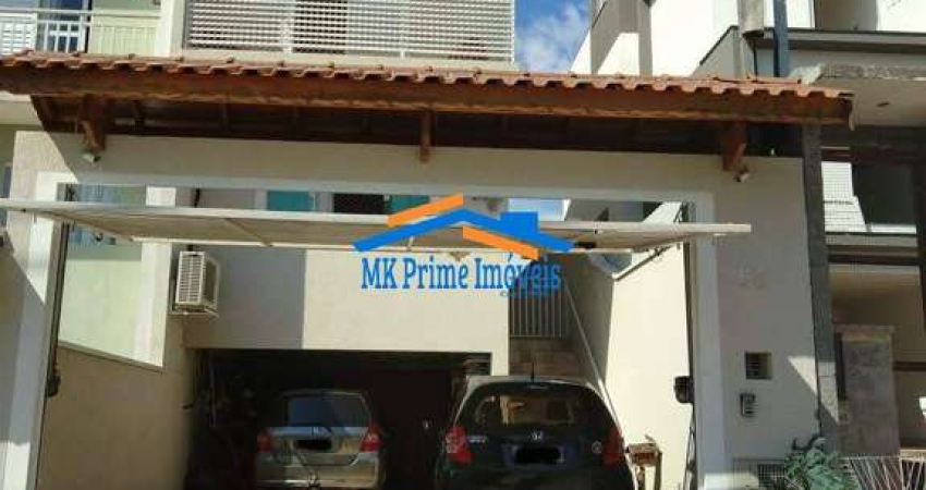 Lindo Sobrado com 3 Dormitórios sendo 1 Suíte e 3 Vagas de Garagem.
