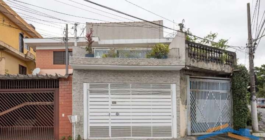 Lindo Sobrado com 3 Dormitórios sendo 1 Suíte e 2 Vagas de Garagem.