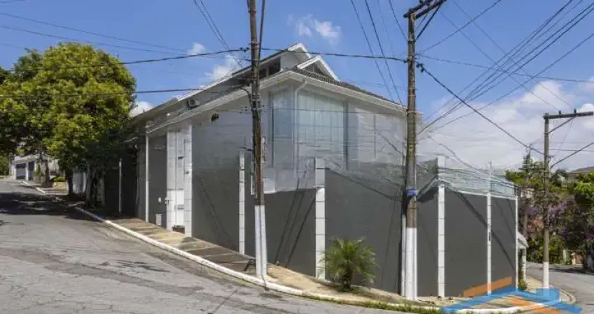 Luxuosa Casa com 4 Suítes, Piscina Aquecida e Salão de Festas à Venda.