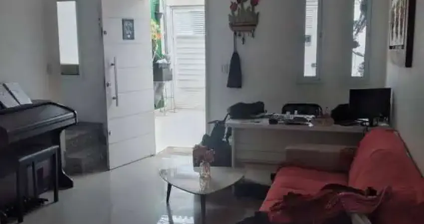 Sobrado Semi-Novo com 2 dormitórios sendo 1 suíte e 2 vagas de garagem.