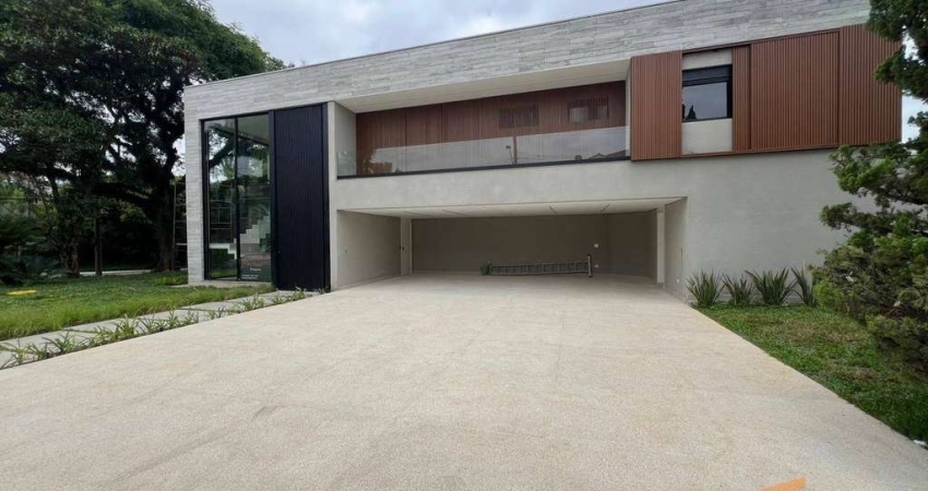 Luxuosa Casa no Condomínio Alpha II - 850m² de Terreno com Vista p/ Mata.