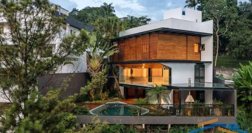 Luxuosa Residência no Condomínio Jardim Vitória Régia/SP.
