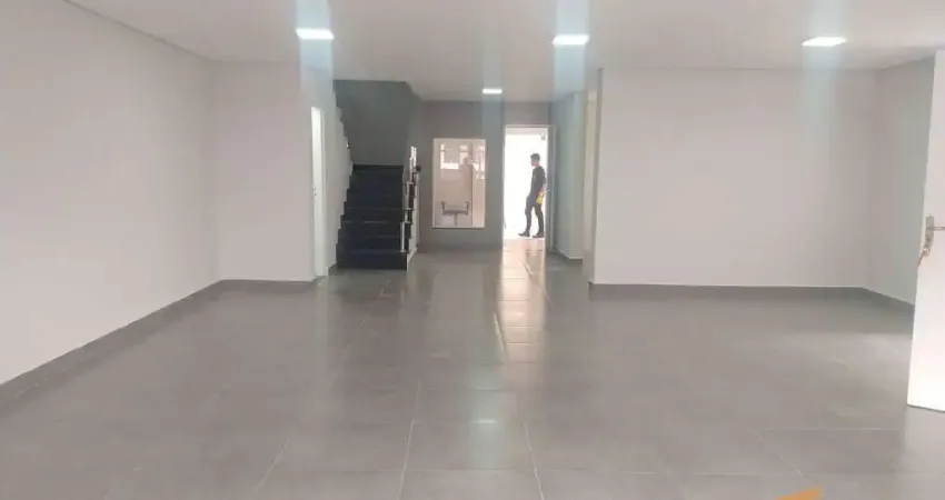 Sobrado à Venda, 360 m² com 4 Quartos e 7 banheiros  - V. Yolanda