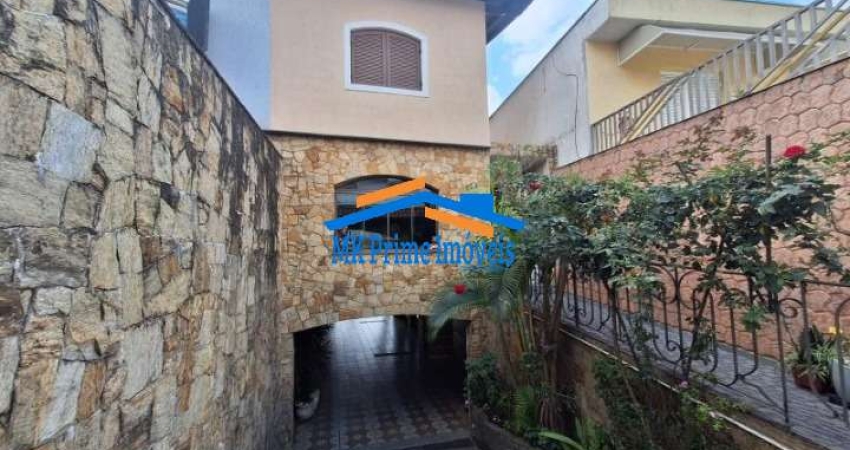 Casa com 3 dormitórios, sala espaçosa, 5 banheiros - Ayrosa