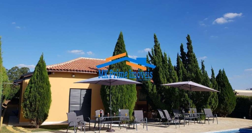 Chácara com 3 Dormitórios, Piscina e 10 Vagas - Condomínio Fechado.