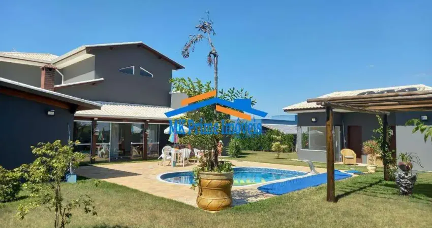 Casa de alto padrão com 4 suítes, lazer completo e segurança 24h.