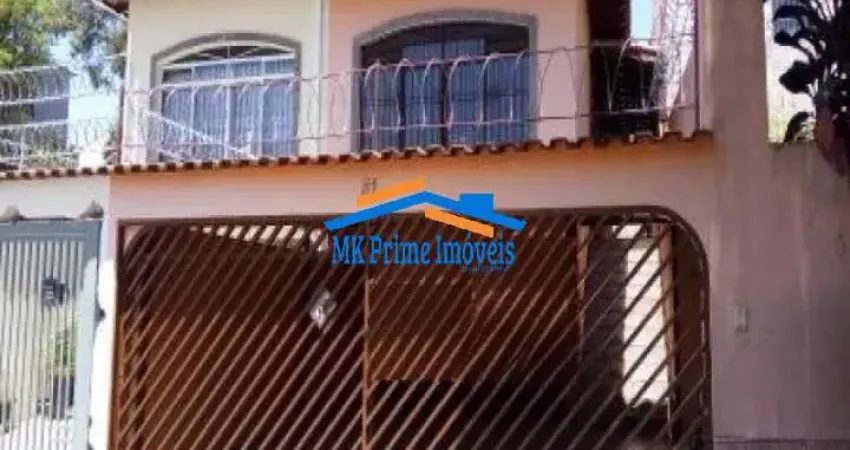Casa com 3 quartos sendo 1 suíte e 3 vagas de garagem.