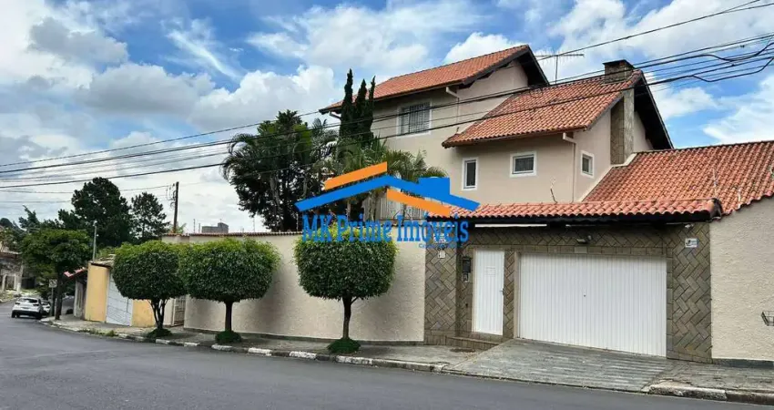 Casa com 5 quartos sendo 2 suítes e 6 vagas de garagem.