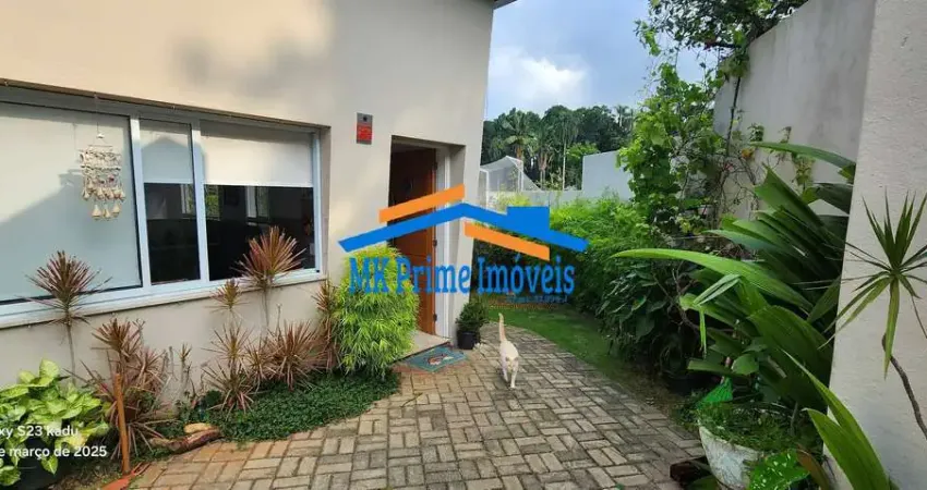 Vende casa de Condomínio, 04 Quartos, sendo 01 Suíte e 350m²  - COTIA.