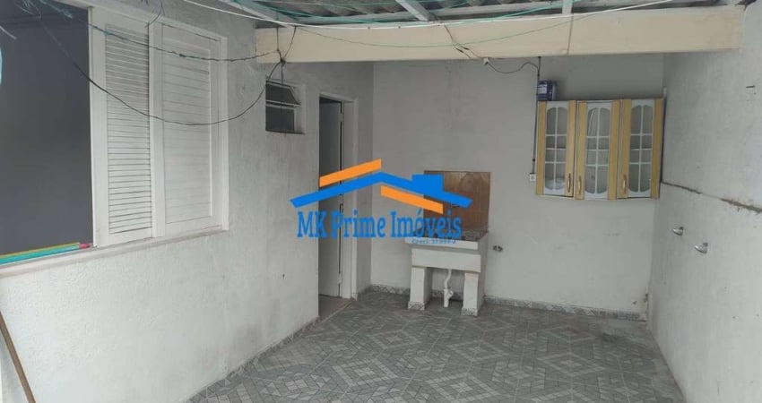 Ótima Oportunidade! Casa nos Fundos com Quintal e Garagem.