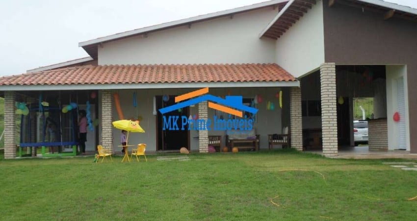 Linda Chácara com 3 Dormitórios, Piscina e Campo de Futebol.
