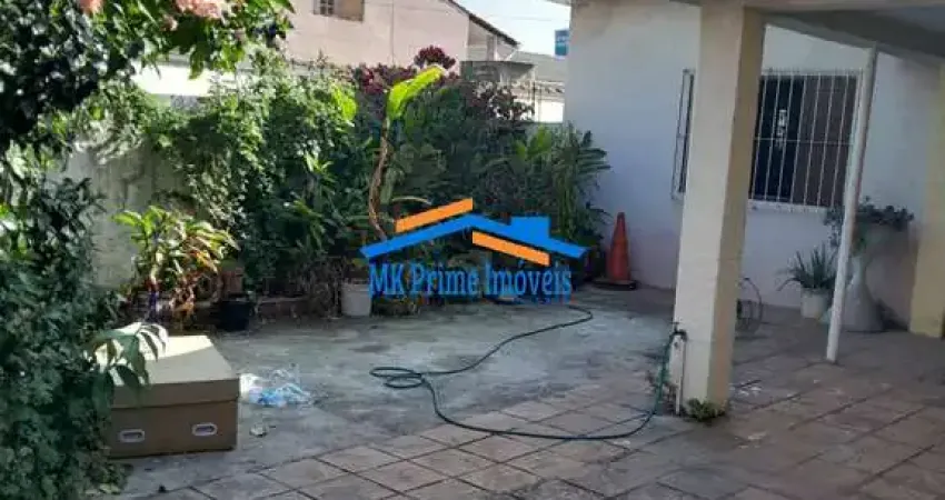 Casa térrea com 3 quartos sendo 1 suíte e 4 vagas de garagem.