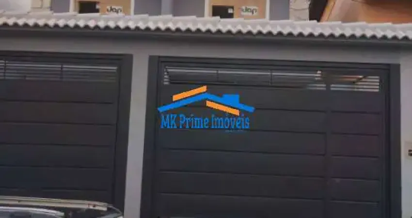 Casa com três quartos sendo todos suítes e quatro vagas de garagem.