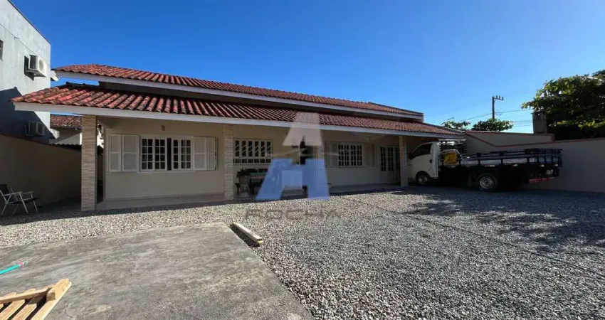 Casa com 4 quartos à venda na Rua Anchieta, Ubatuba, São Francisco do Sul