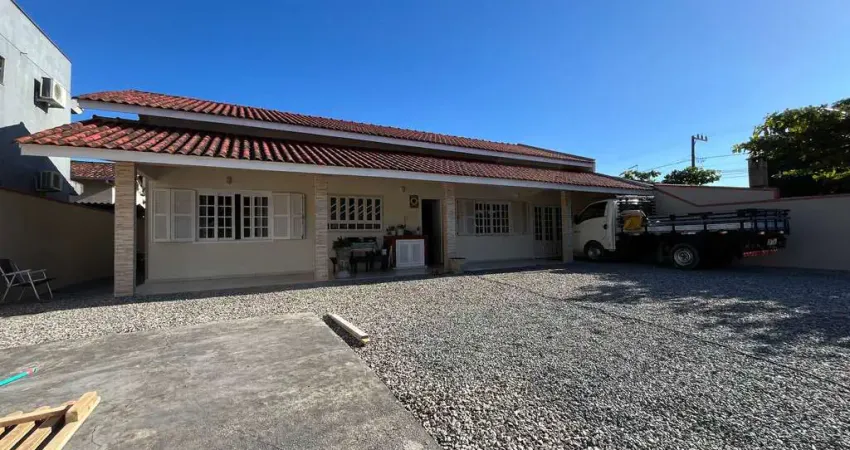 Casa com 4 quartos à venda na Rua Anchieta, Ubatuba, São Francisco do Sul