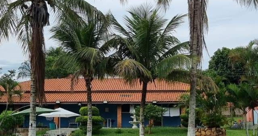 Linda Chácara em Condomínio Fechado, de 2.400m2, com 700m2 de área Construída, com Muito Verde no Vitassay em Boituva