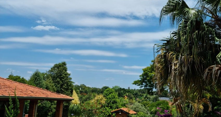 Linda Chácara em Condomínio Fechado, de 1.697m2, com  303m2 de área Construída, com Muito Verde no Vitassay em Boituva