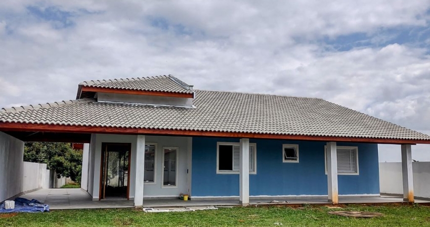 Linda Chácara em Condomínio Fechado, de 1.188m2, com  180m2 de área Construída, com Muito Verde no Vitassay em Boituva