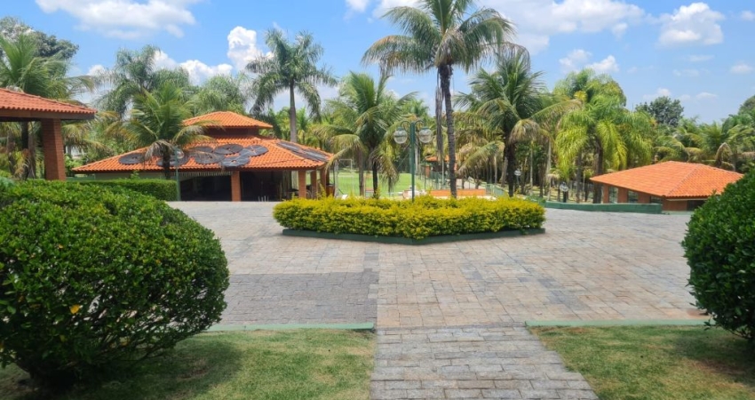 Linda Chácara em Condomínio Fechado, de  7.000m2, com  650m2 de área Construída, com Muito Verde no Vitassay em Boituva