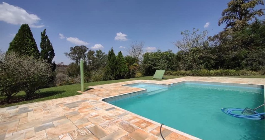 Linda Chácara em Condomínio Fechado, de  6.000m2, com  489m2 de área Construída, com Muito Verde no Vitassay em Boituva -SP