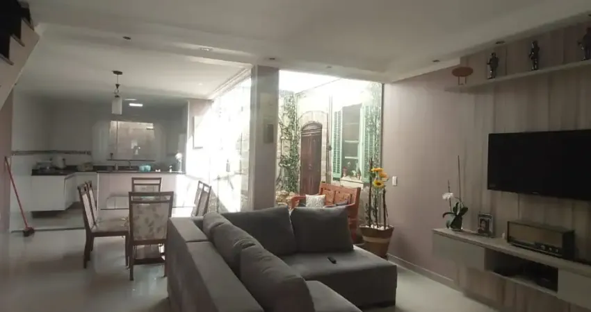 Lindo Sobrado com 03 Dormitórios  Sendo 1Suíte e 04 banheiros à Venda, 186 m²  no Bairro Alves Dias em São Bernardo do Campo - SP