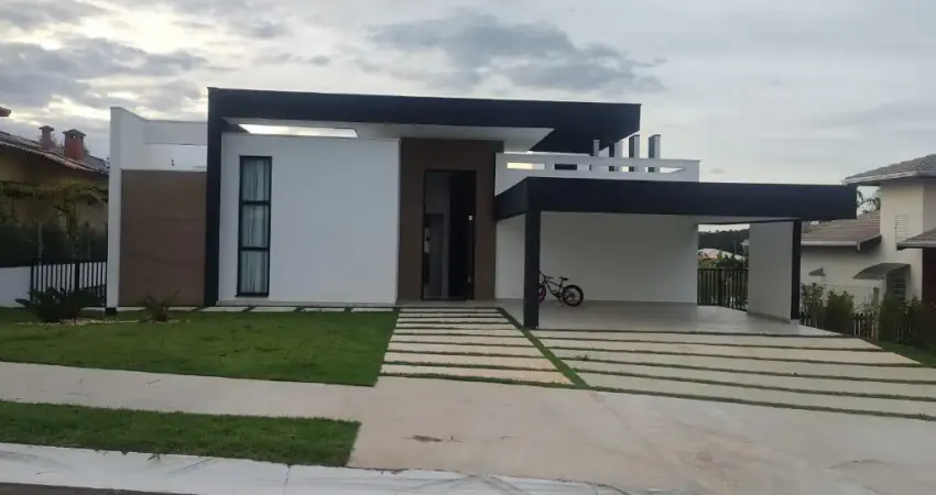 Linda Casa Térrea  em Condomínio Fechado Portal dos Lagos com 560m2  de Área Construída, e Terreno de 1.000m2 em  Boituva - SP.