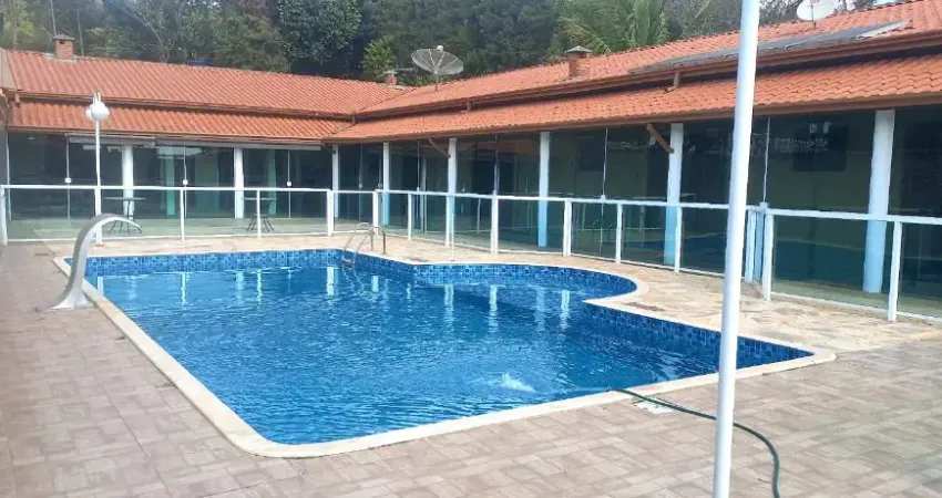 Linda Chácara em Condomínio Fechado, de 1.100m2, com  240m2 de área Construída, com Muito Verde no Vitassay em Boituva - SP.