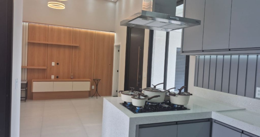 Linda Casa Térrea de 120m²  e Terreno de 200m2, à venda no excelente Condomínio Fechado Gran Reserve em Indaiatuba- SP.