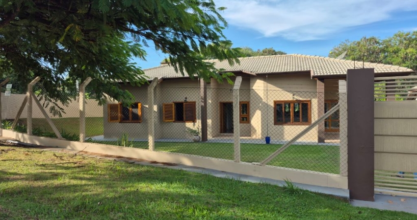 Linda Chácara em Condomínio Fechado Vitassay, de 1.697m2,  de Terreno com  230m2 de área Construída, com Muito Verde  em Boituva - SP.