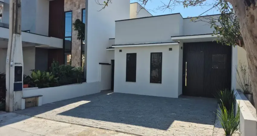 Linda Casa Térrea de 100m²  de Área Construída e Terreno de 150m2, à venda no excelente Condomínio Fechado  Horto Florestal l em  Sorocaba - SP.