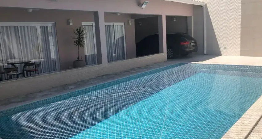 Linda Casa Térrea  com 250m2 de Área Construída  e Terreno de 409m2, á venda, 03 dormitório sendo 03 Suítes, Sala 02Ambientes, Cozinha Planejada, 04 Vagas no Canto do Forte - Praia Grande - SP