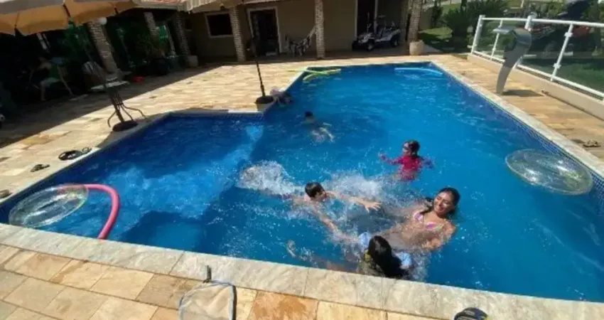 Linda Casa Térrea de 250m2, e Terreno 900m2, Com Piscina e Área Gourmet em Condomínio Fechado Ninho  Verde em  Porangaba - SP.