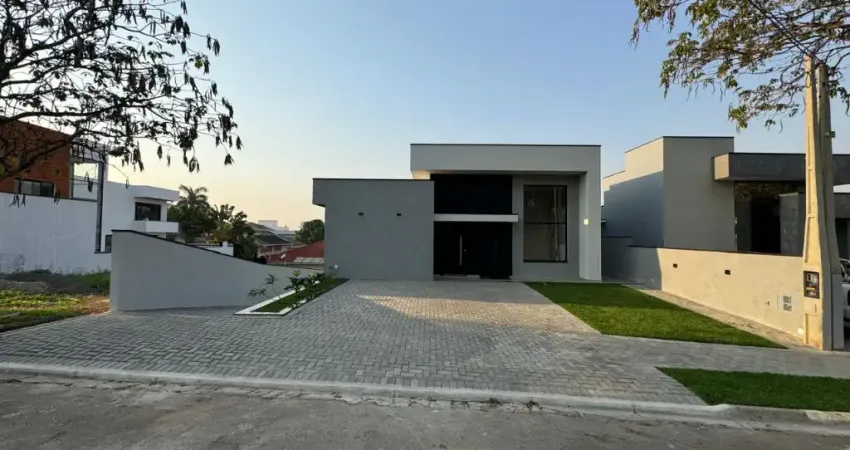 Linda Casa Térrea em Condomínio Fechado Bosques Junqueira com 232m² de Área Construída  e Terreno de 450m2 em Tatuí - SP