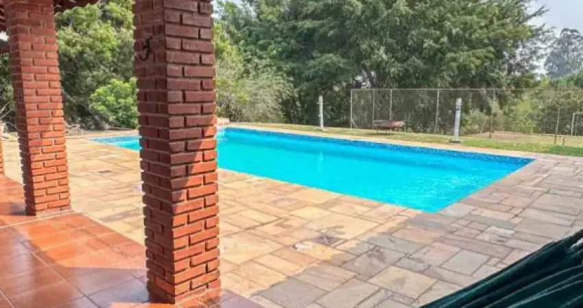 Linda chácara em condomínio fechado vitassay, de 1297m², de terreno, com 310m² de área construída, com muito verde em boituva - sp.