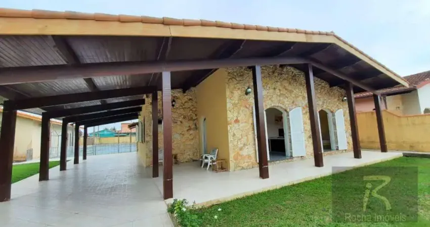 Oportunidade casa com 4 suítes com  área gourmet com piscina e quadra de tênis amplo espaço para sua família.
