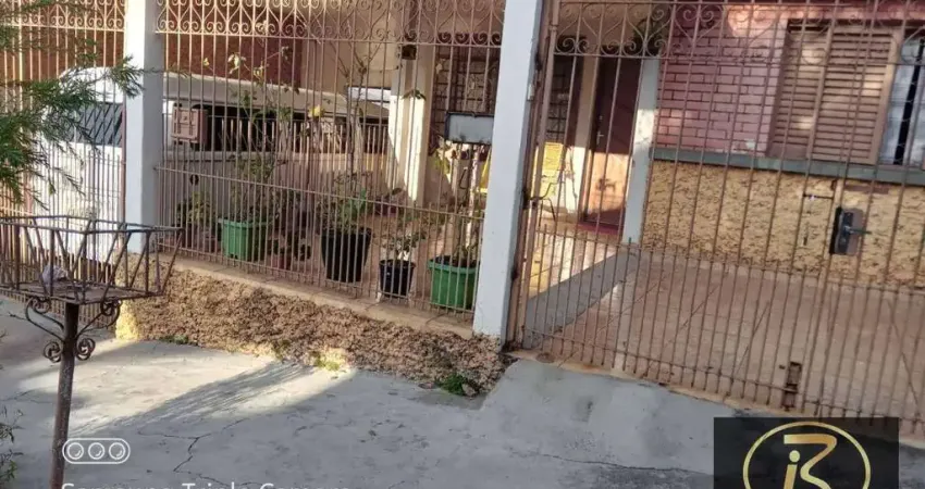Garagem coberta para 2 carros (aproximadamente 6x6m).  Pequeno jardim ou área de circulação.    2. Casa principal (10x20m):  Sala de estar e jantar in