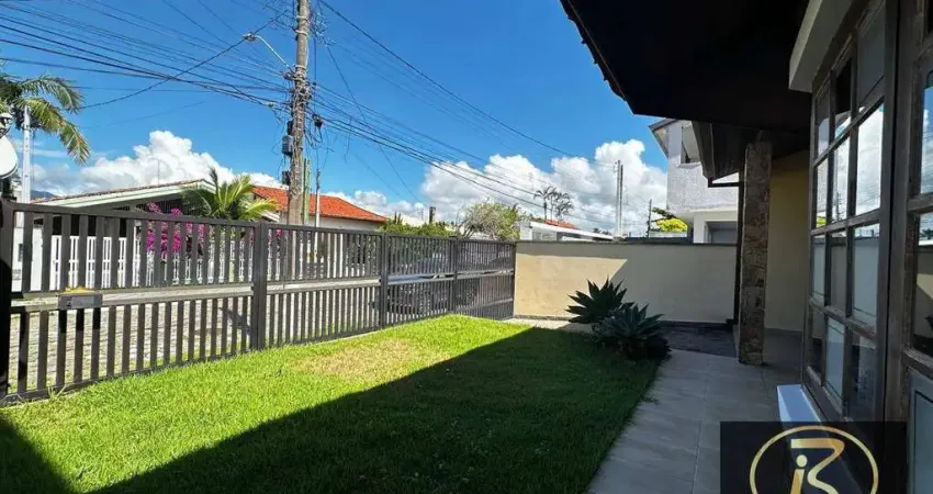 Excelente casa 3 dormitórios sendo 1 suíte com amplo espaço sala pé direto alto dois ambiente casa um show 150 mts da praia R$ 650.000.00