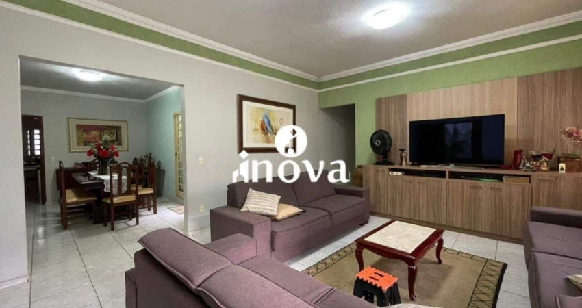 Casa à venda, 4 quartos, 3 suítes, 4 vagas, Fabrício - Uberaba/MG